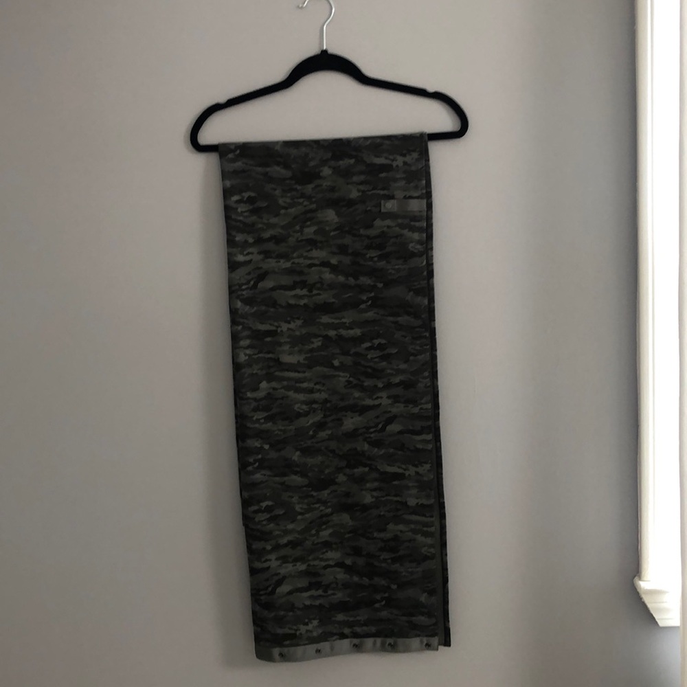 Lululemon customizable snap scarf.